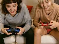 Amelyik családban odafigyelés és szeretet van, ott a videojátékozás nem lesz akkora probléma, hogy a szülőnek aggódnia kelljen